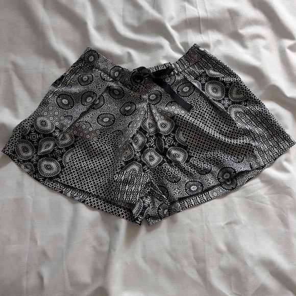 2/$20 Dex Black and White Patterned Women Shorts - Picture 1 of 5